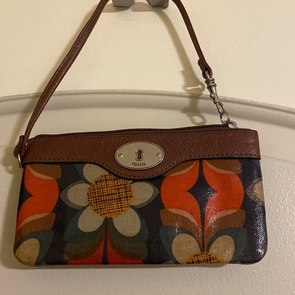 Fossil Handbags - Fossil Floral Key-per clutch wristlet ADORABLE EXCELLENT CONDITION! On the go!